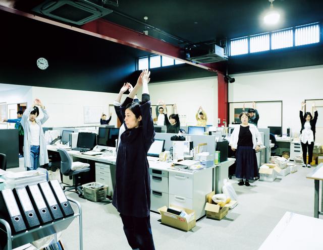画像: 社員全員での朝礼ではラジオ体操も行う。この日は18歳の新入社員の入社式も。「若い人と接すると、パワーをもらえますね」
