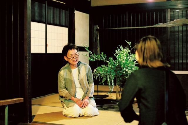 画像: 築230年の家を改装して宿泊施設に。入り口には松場さんやスタッフが日替わりで野の花をあしらい、お客さまを迎えるようにしている