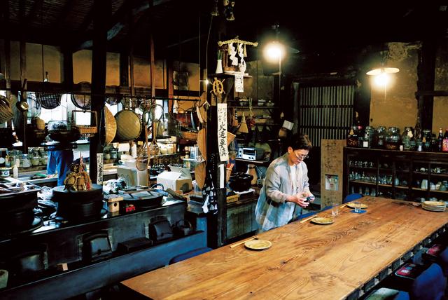 画像: 宿泊客の夕食の準備をする松場さん。「食が人をつなげてくれるから、宿泊客の皆さんと私、スタッフも一緒にいただきます」