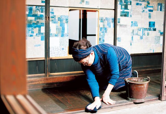 画像: 後ろの障子は、穴があいた場所に好きな布の本のカラーコピーを貼ったもの。「こういう繕い仕事も、面倒と思わずに工夫すれば楽しめると思って」