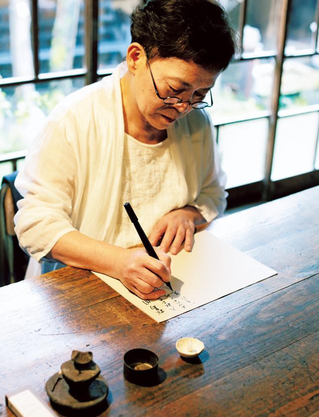 画像: 手紙は、わら半紙に筆ペンで書くのが松場流。場所はとくに決めず、宿泊者が自由に使える書斎スペースやダイニングテーブルなどで、5分でも時間があれば書いているそう