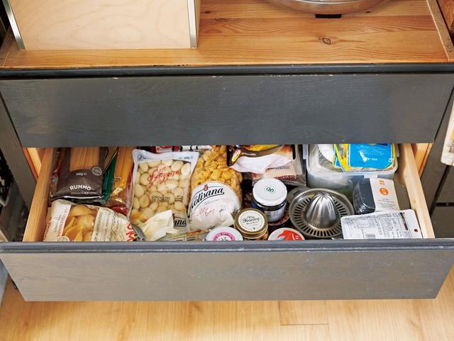 画像: パスタや粉もの、瓶詰めなどの食材のパッケージは、色も形もバラバラなので、見えないように、引き出しの中にしまい込む。一カ所にまとめて入れておくと、必要なものを捜しやすい