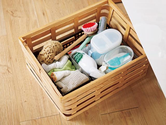 画像: タワシやブラシ類、洗剤など、種類も多く、ごちゃごちゃしがちな掃除道具。かごにまとめて入れて、洗面台の下に隠している。別の部屋へも、かごごと持っていけるので便利