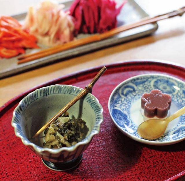 画像: 信州のお茶請けは、漬物が多い。野沢菜や水羊かんなどの手づくりのお茶請けでもてなすのが横山さん流