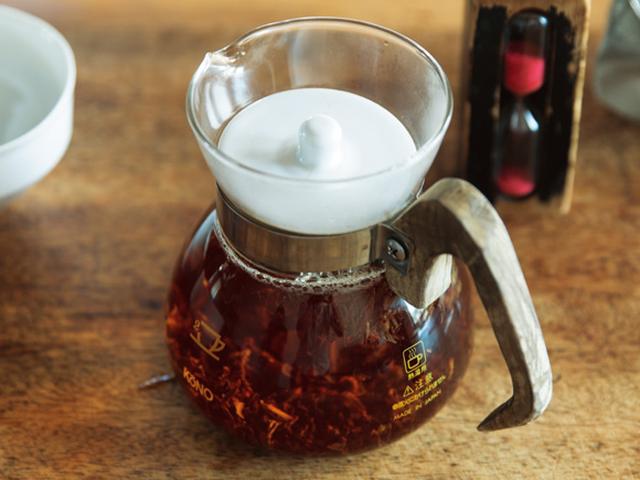 画像: 3. すぐにふたをして、3分待つ。ティーコゼーをかぶせてもよい。茶葉の動きを見て、楽しむ時間