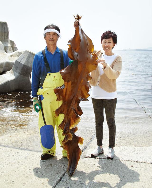 画像: 井田一昭さんが採ったこの昆布は、全体の0・08%しかないという一等品。井田さん(左)や松田さん(右)よりも大きい
