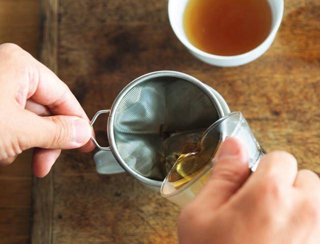 画像: 4. 3分たったらマドラーなどでひと混ぜする。紅茶の濃さが均一になるよう、カップに注ぎ分ける