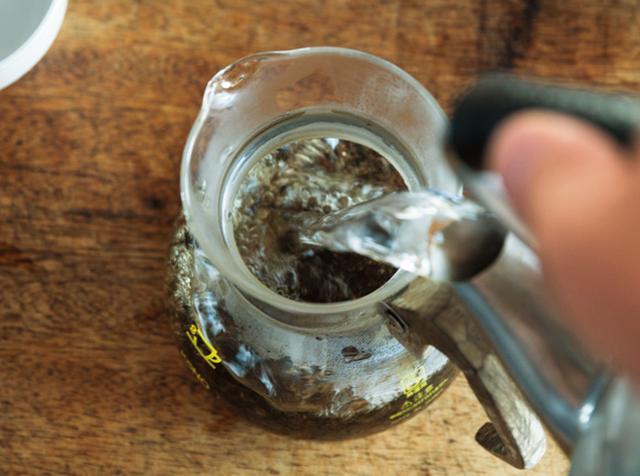 画像: 2. サーバーのお湯を捨て、茶葉を入れる。しっかり沸騰したお湯を注ぎ入れる