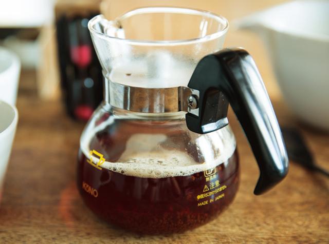 画像: 2. 茶葉を入れ、ストレートの半量の沸騰したお湯を入れる。3分待つと、濃い仕上がりになる