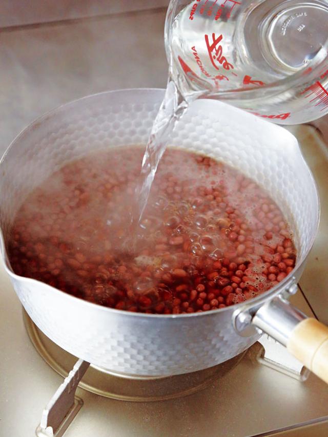 画像: 水を加えると温度が下がり、豆の中にぐっと水が入る。これは、やわらかく炊くには欠かせない大事な工程