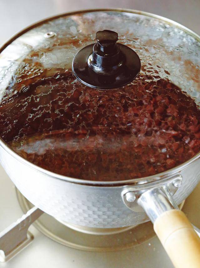 画像: こちらも、豆に水分を吸わせるための工程。蒸らすことで煮えむらを少なくし、ふっくらとさせる