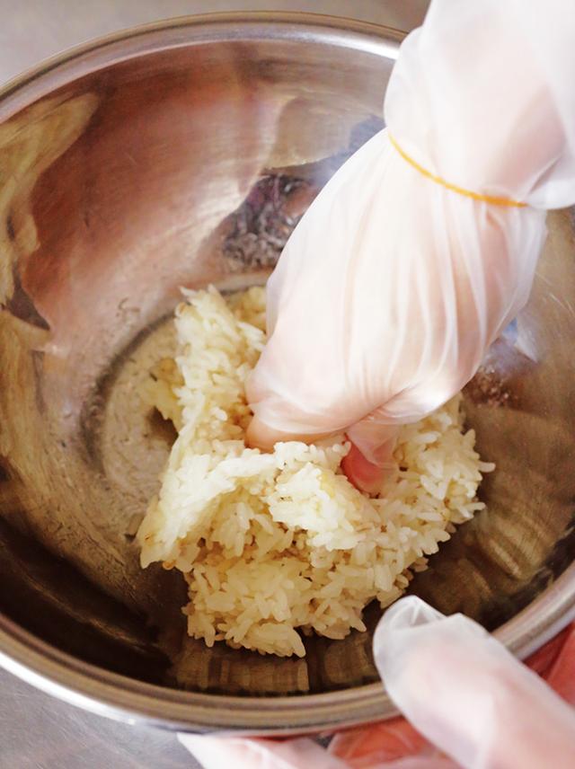 画像: グーにして指のひらで適度な粒感が残るように。粒を残しすぎると、ごはんの食感になるので加減を