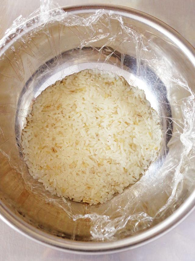 画像: ラップを密着させないと、蒸気がついてしずくが餅に垂れ、その部分がふやけてしまうので注意