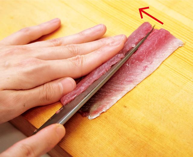 画像: 身の厚いほうから斜めに切り、包丁を左に倒して均等にする