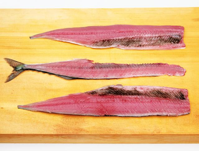 画像: 身の幅が狭く、やわらかい魚は、一気におろせる大名おろしが向いている