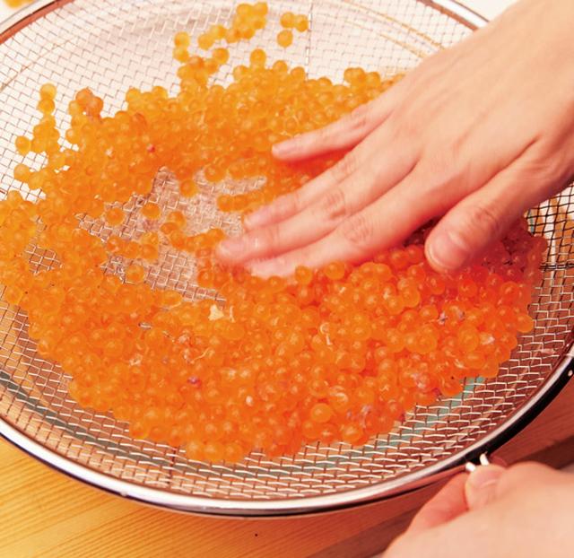 画像: 4 ざるにあげ、ざるに汚れを押しつけるようにして残った薄皮を完全に取り除く