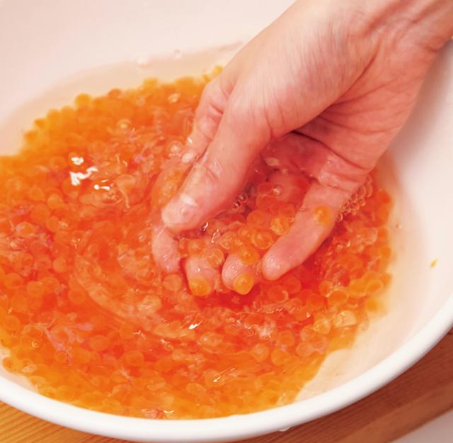 画像: 3 素早く薄い塩水に移し、残っている汚れや薄皮を取る