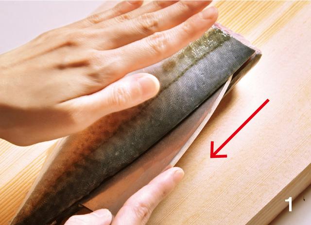 画像: 1 背側半分を切る。包丁の刃先を中骨に当てながら、尾まで切る