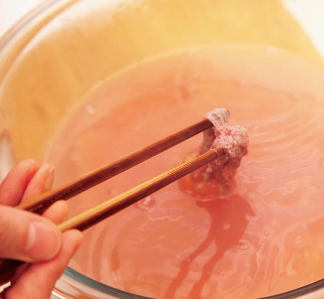 画像: 2 菜箸で軽くかき混ぜ、薄皮を取る