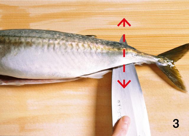 画像: 3 付け根近くで、包丁で上下をつなげ、左右に包丁をすべらせる