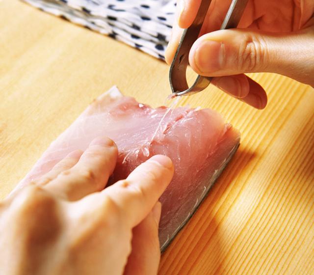画像: 中骨は、骨抜きで、骨の方向に沿って斜め上方向に抜いていく