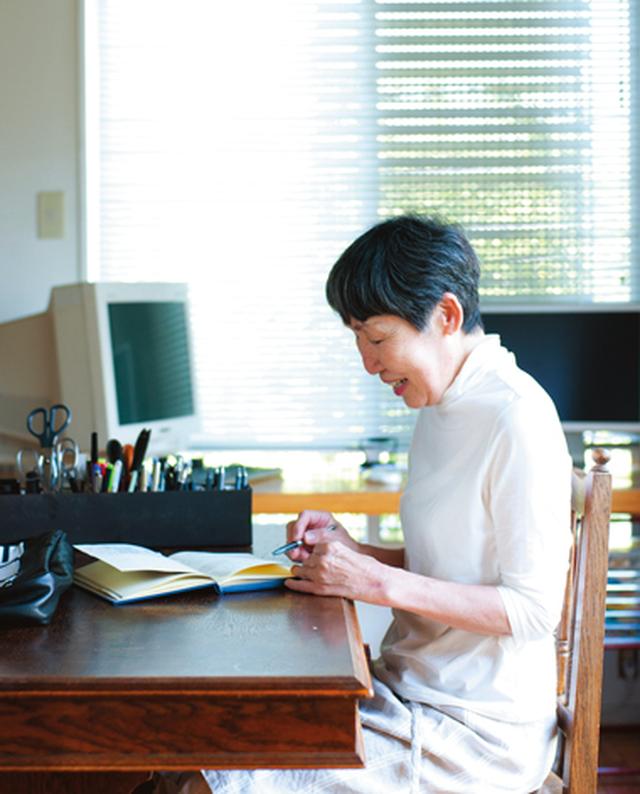 画像: 手に入れたばかりのバッグをスケッチする金谷さん。「ノートに記録し終えてはじめて自分のものになった気がするの」