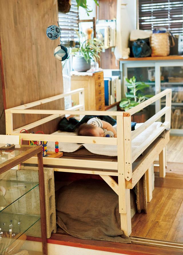 画像: 丞くんのベビーベッドも、弘隆さんの手によるもの。囲いの高さを調節可能にしてあり、立てるようになっても、安全に使えるようになっている