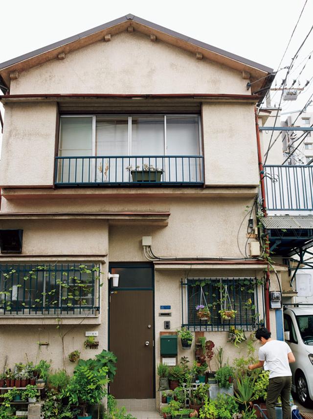 画像: 東京・下町にあるラジエーターの修理工場だった古い一軒家が、一家の住まい。緑に囲まれた玄関が目印
