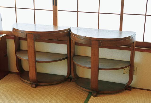 画像: 弘隆さんが好きな、1920~1930年代の上海家具。「ヨーロッパのアールデコ様式とアジア文化の融合が面白くて」。東京・早稲田の「on the shore」で購入