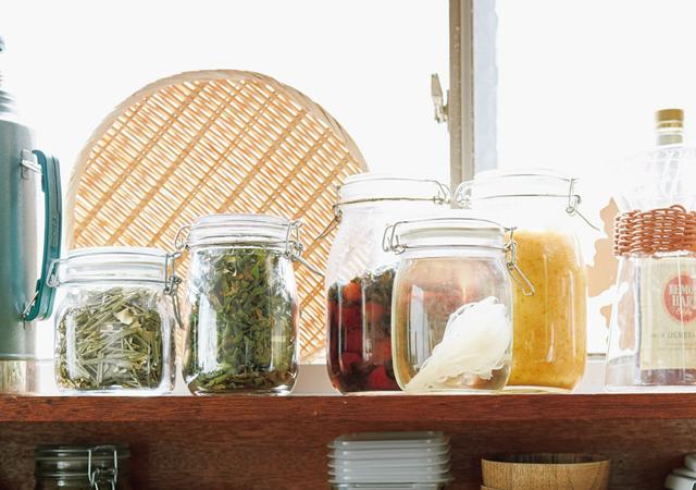 画像: 眞弓さんは手を動かすのをいとわないタイプで、保存食づくりも好き。酵素ジュースや果実酒、塩レモンなども手づくりする