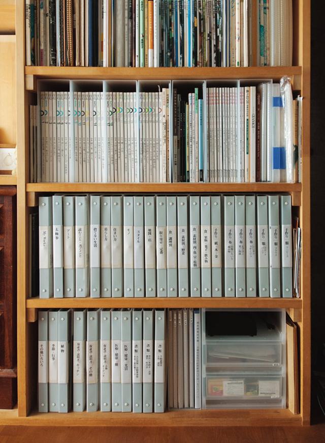 画像: 本棚の上段には雑誌を収納。倒れないよう「無印良品」のファイルボックスに入れて