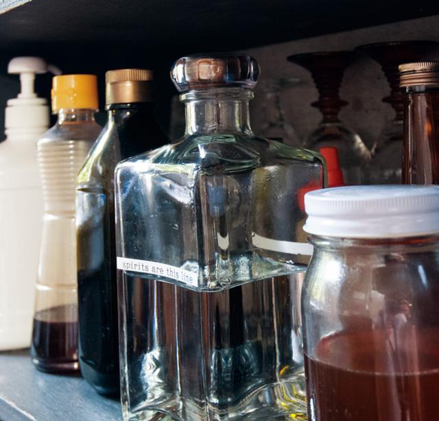 画像: 大きな角瓶が焼酎入れ。ラベルは「テプラ」を愛用