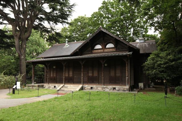 画像: コンドルの設計によるスギの丸太で組んだ山小屋風の撞球室