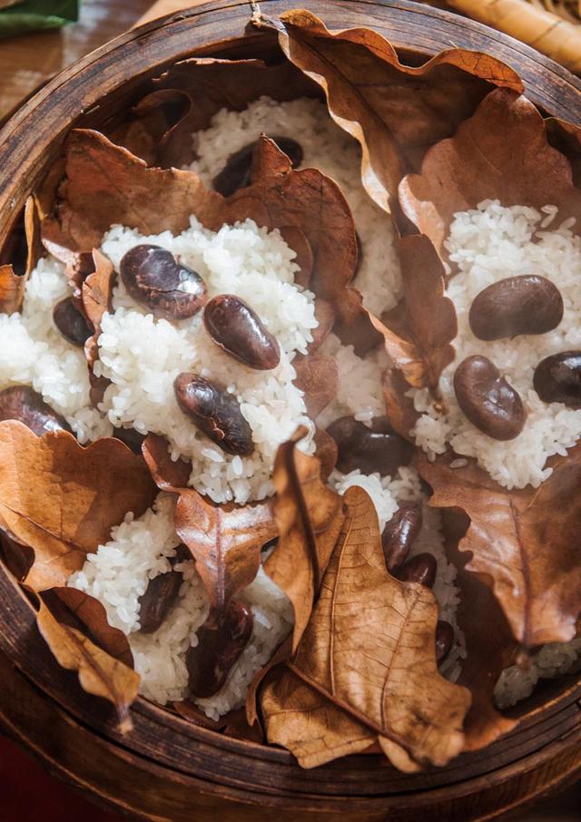 画像: 花豆おこわの柏葉蒸し