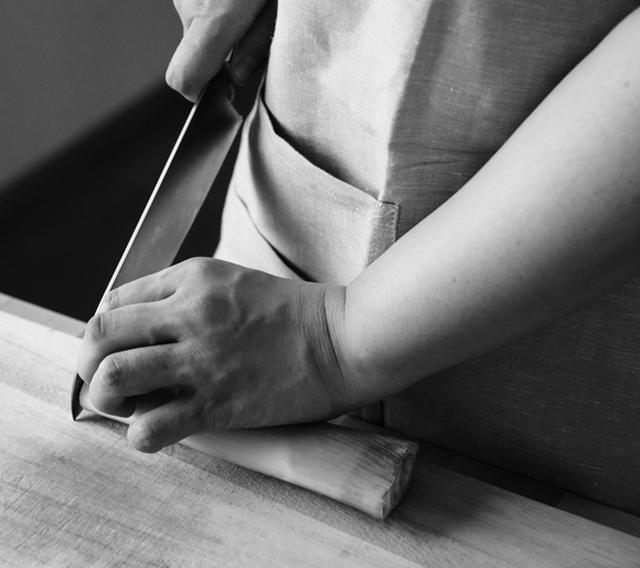 画像: 野菜を置く位置が手前すぎる。まな板の中央に置くのが正解