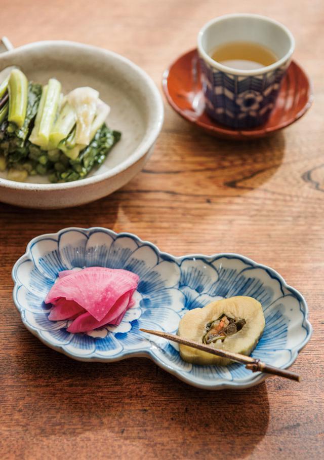画像: 信州では手作りの漬物もお茶請けにします。野沢菜(左上)と、大葉や根菜を詰めた瓜の漬物(右下)、赤大根のぬき粕漬け(左下)で、お客さまをもてなします。