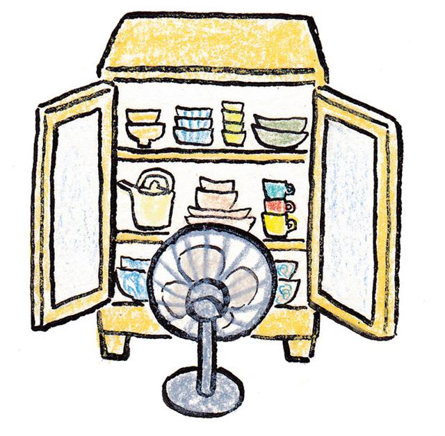 画像: 食器棚の風通しは扇風機の力も借りて