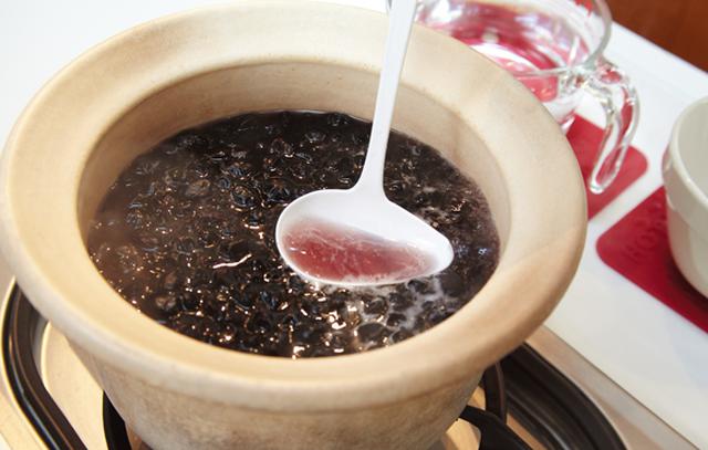 画像: すぐにシブ(豆から出るあくや気泡)が出てくるので、シブをすくい、同量の水を戻すようにして、水量を変えずに、30分ほど豆をゆでる