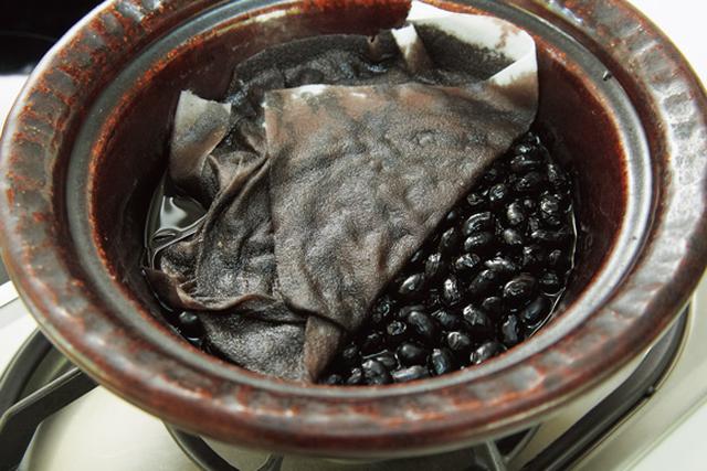 画像: ゆでた豆を、煮つめたゆで汁、三温糖、酒でふくめ煮し、ひと晩おいた状態。再度、火にかけるときに水分がひたひたまでなければ水を足す
