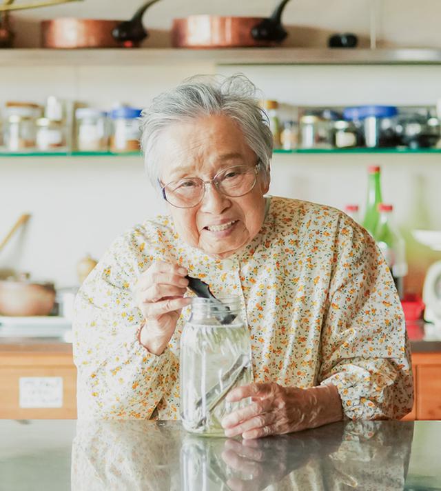 画像: 水に昆布といりこを入れ、家庭料理のベースとなる水だしを取るタミさん