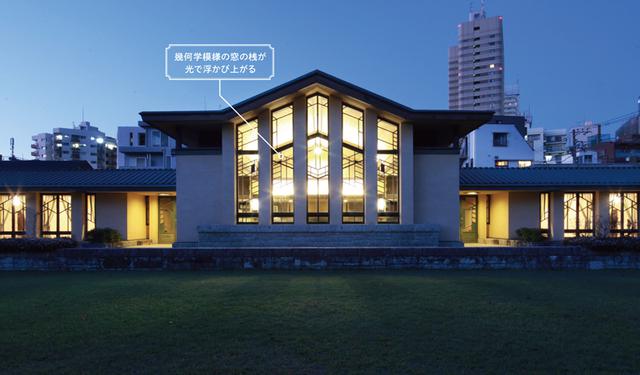 画像: 夕暮れ時の外観。内部の光によって窓と桟のデザインが強調されて美しさが倍加する