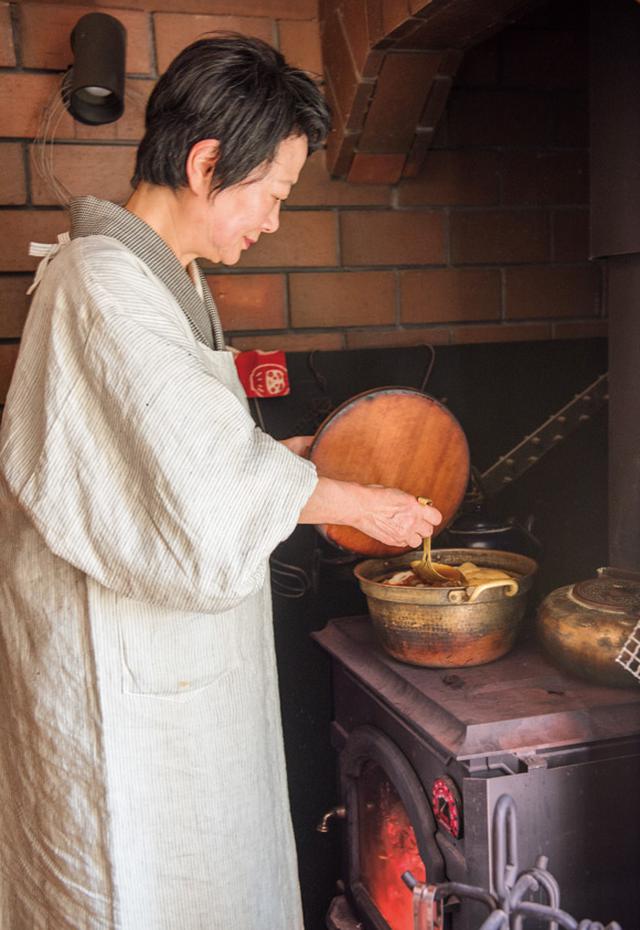 画像: 薪ストーブの上で煮込むと、本当においしくなります。だから、ストーブの上は、いつも鍋でいっぱい。室内も加湿されていいこと尽くし