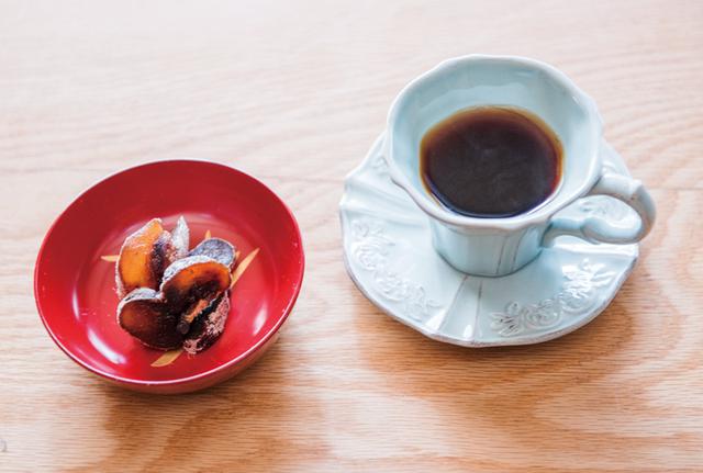 画像: ある冬の日のコーヒーのお供は、自家製の干し柿。季節をしみじみと感じる時間です。コーヒー豆をミルで挽くのは、夫の大切な仕事。