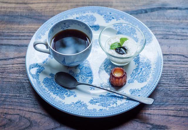 画像: ある日のコーヒータイム。日本酒で漬けたドライプルーンに甘糀を合わせ、ミントを添えて、カヌレとともに。