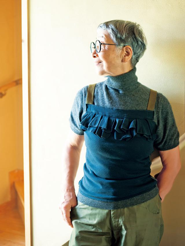 画像: 穴があいてしまったニットを、ジャージ素材の布を縫い付けて、ベストを重ね着している風にリメイク