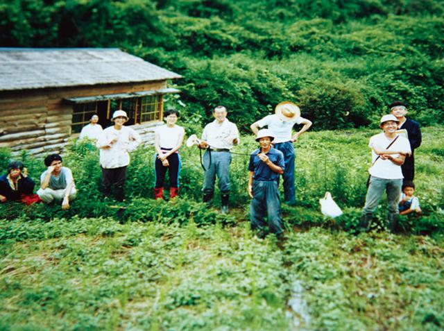 画像: 「赤目自然農塾」を立ち上げたころ。耕作放棄地を皆で開墾し、あっという間に美しい棚田がよみがえった。中央が川口さん