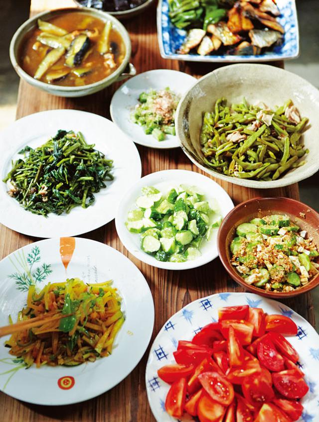 画像: ピーマンと万願寺唐辛子の煮びたし、きゅうりと薄揚げのごまあえ、空芯菜やズッキーニの炒めもの、いんげんと豚肉の炒め煮など、野菜が引き立つ、いい塩梅の味つけ