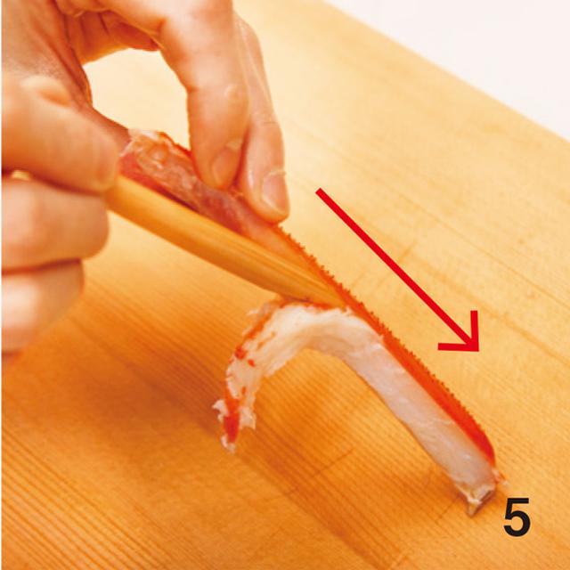 画像: 5 脚の先のほうから、胴があった方向に向かって菜箸などを入れ、身を外す