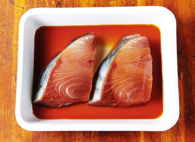 画像: 切り身は、しょうゆで下味をつける。一度、上下を返すとよい