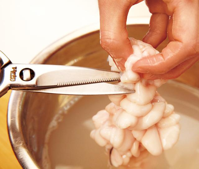 画像: 白子は、塩水につけたら、キッチンばさみなどで食べやすく切る